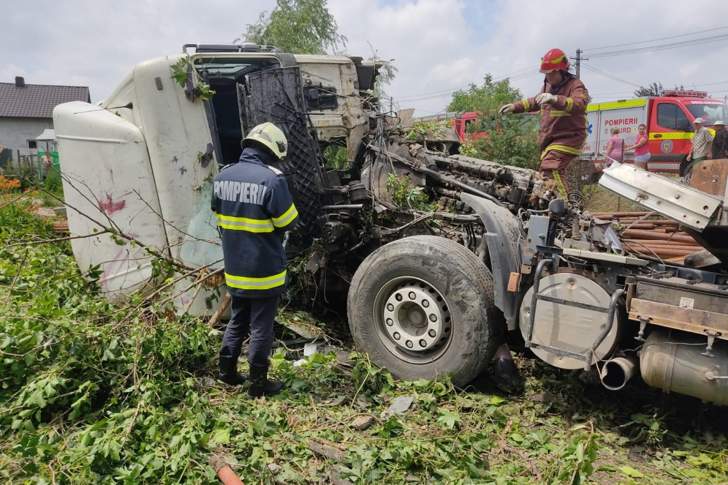 Joia neagră! Un nou accident rutier - la Corlătești, un TIR încărcat cu fier vechi a intrat într-un stâlp