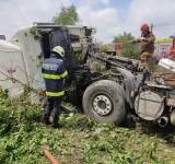 Joia neagră! Un nou accident rutier - la Corlătești, un TIR încărcat cu fier vechi a intrat într-un stâlp