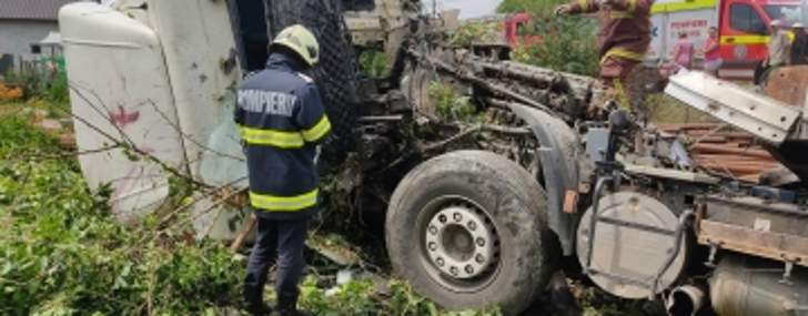 Joia neagră! Un nou accident rutier - la Corlătești, un TIR încărcat cu fier vechi a intrat într-un stâlp