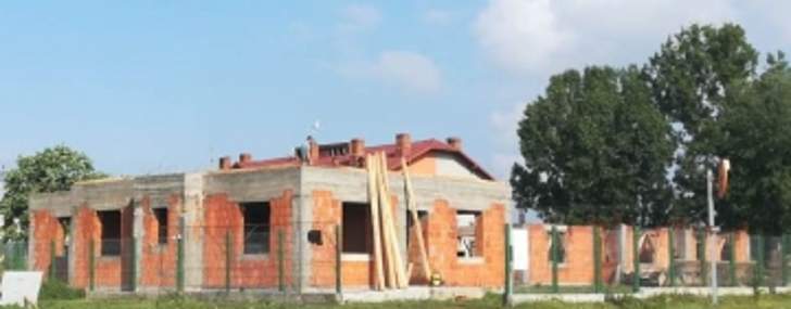 La Mănăstirea Turnu, de lângă Ploiești, s-au reluat lucrările la căsuțele destinate copiilor orfani