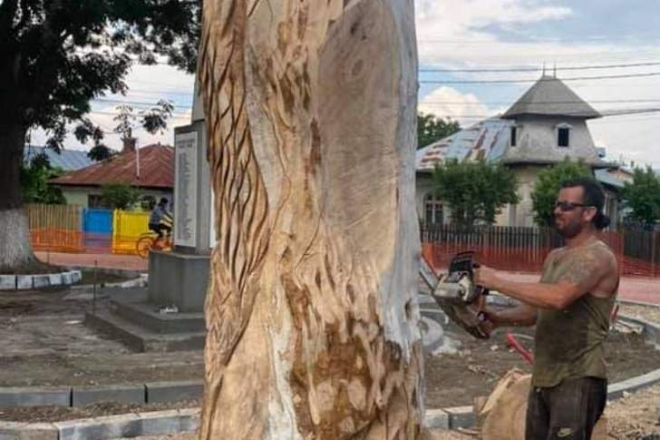 La Berceni, prahoveanul care sculptează cu drujba a transformat un copac uscat într-o operă de artă