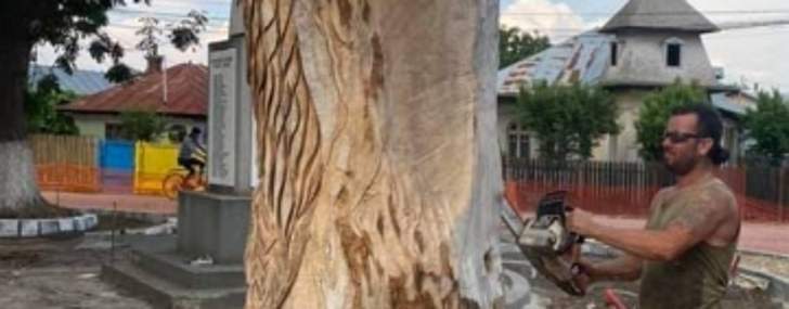 La Berceni, prahoveanul care sculptează cu drujba a transformat un copac uscat într-o operă de artă