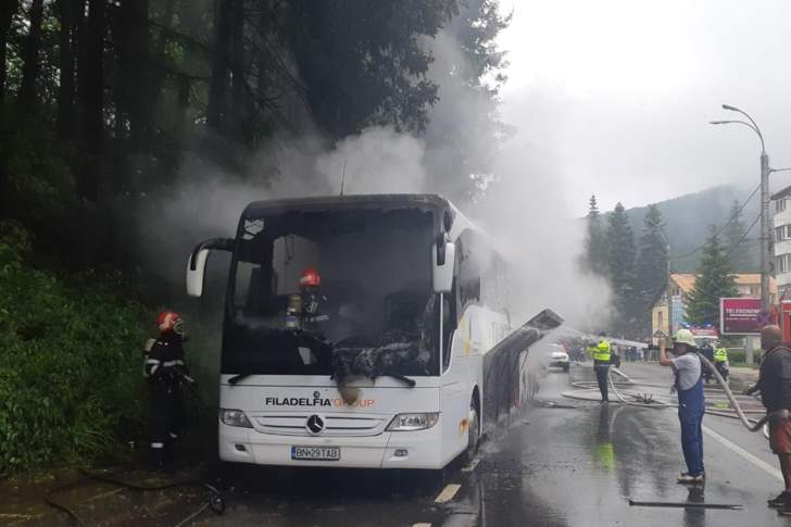 Un autocar cu 47 de persoane a luat foc pe DN1, la Azuga