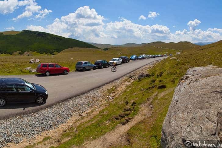A înflorit moda “drumețiilor montane” cu microbuzele în Munții Bucegi!
