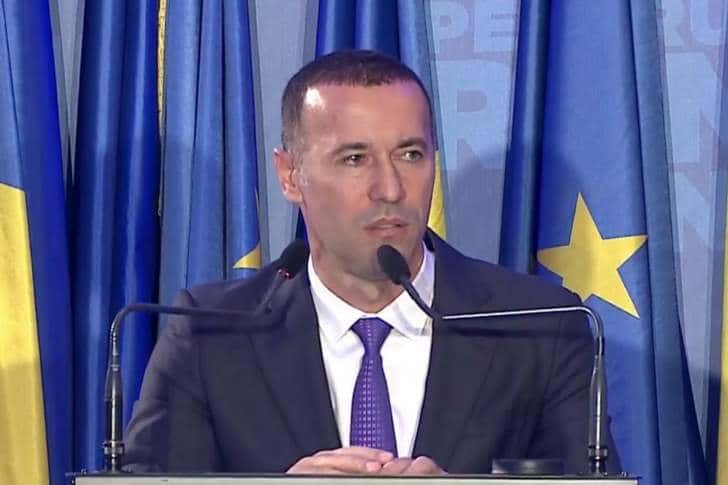 Când niște oameni politici de mâna a doua ne cred proști, ne înfuriem!
