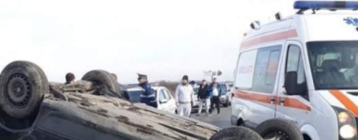 Patru adolescenți, răniți după ce autoturismul în care se aflau s-a răsturnat, la Sinaia