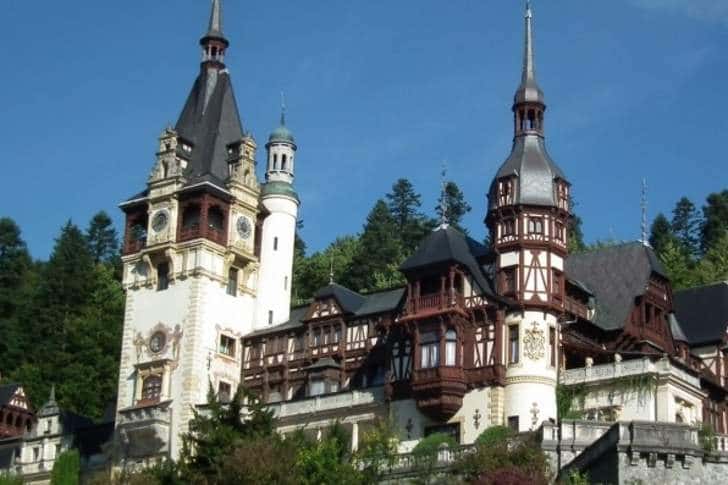 Muzeul Național Peleș pregătește o nouă broșură de prezentare, în română și engleză - "Castelul Peleș. Muzeul și colecțiile sale"