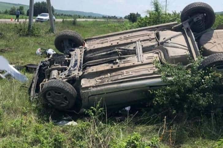 O șoferiță a ajuns la spital după ce s-a răsturnat cu mașina în drum spre Curcubeu