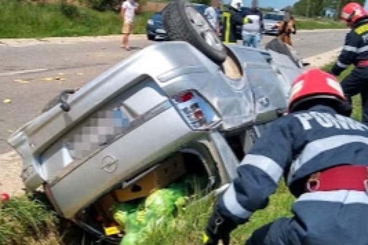 Autoturism răsturnat pe DN1, la Românești