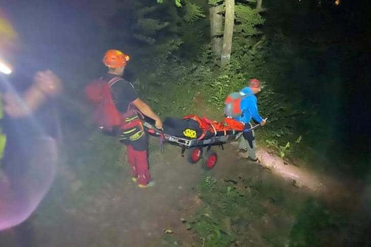Femeie accidentată pe munte, ajutată de salvamontiștii prahoveni