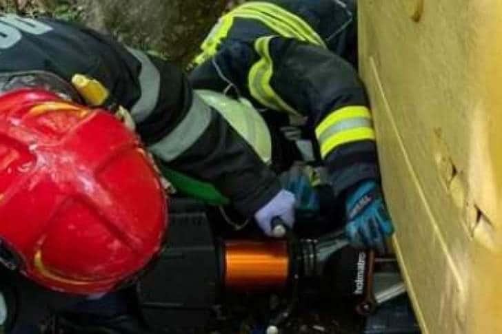 Bărbat prins sub un tir în Ploiești, în timp ce lucra la remedierea unei probleme