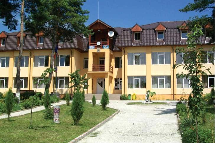 Covid-neCovid, doi angajați ai Primăriei Slănic merg la Mamaia, pe bani publici!