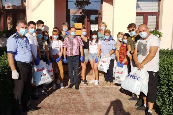 Primarul din Tomșani nu a mai așteptat ca Guvernul să dea măștile promise. A achiziționat măști și le-a distribuit locuitorilor din partea autorității locale