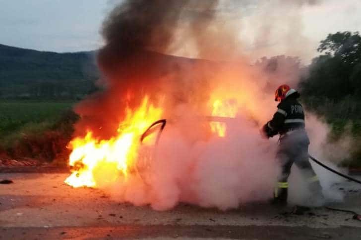 Un autoturism a luat foc în trafic, pe DN1