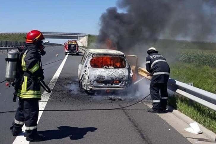 O mașină a luat foc pe autostrada București-Ploiești. Lângă A3 a izbucnit și un incendiu de vegetație