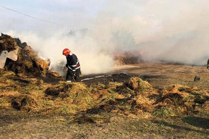 Un incendiu a cuprins furajele de la o fermă din Albești Paleologu
