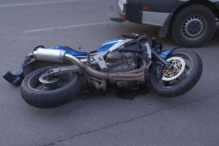 Motociclistul a făcut ping-pong între mașini, la accidentul de la Blejoi