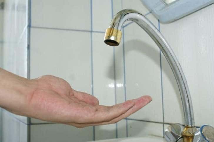 Consumul excesiv de apă pentru udarea grădinilor îi poate lăsa "pe uscat" pe mii de prahoveni