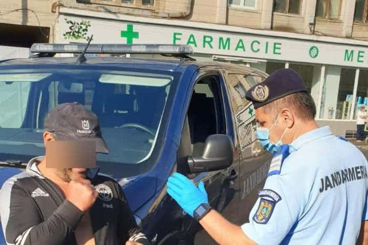 Un bărbat care s-a dezbrăcat în centrul Ploieștiului - prins de jandarmi