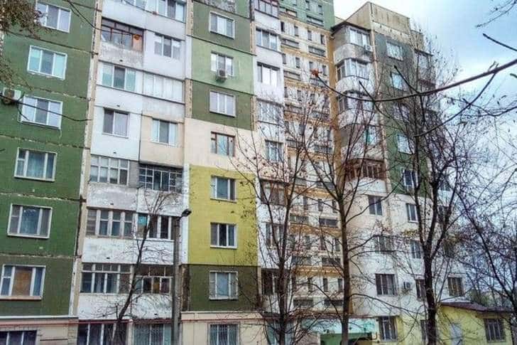 Cu polițiștii la ușa apartamentului pe care îl jefuia, un hoț s-a aruncat în gol de la etajul 3 al unui bloc din Ploiești