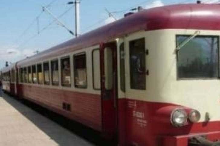 Sute de călători, evacuați dintr-un tren pe Valea Prahovei, din cauza fumului din vagoane