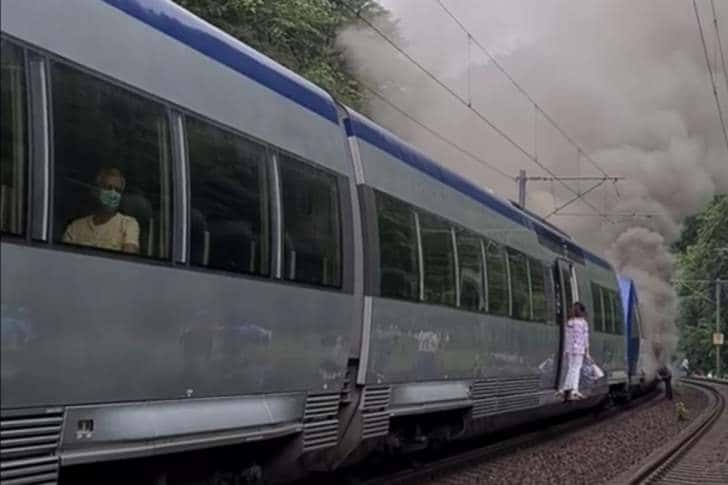 Mărturia clipelor de groază trăite de călătorii trenului care a luat foc pe Valea Prahovei
