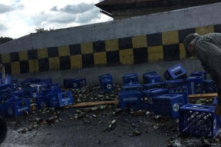 Un TIR cu bere și-a împrăștiat marfa pe zeci de metri, pe DN1, la Posada