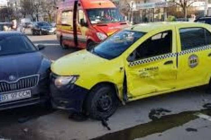 Un taxi, implicat într-un accident rutier pe strada Domnișori din Ploiești