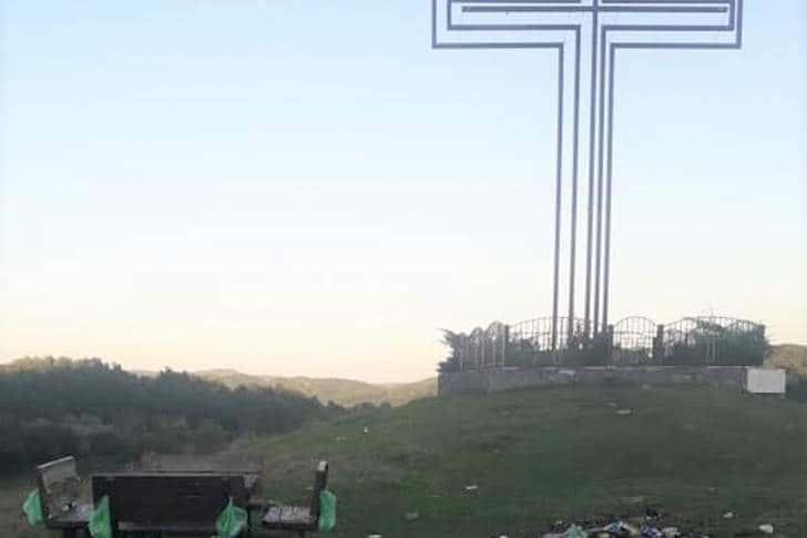 Mormane de gunoaie, lăsate de “turiști” lângă crucea de pe dealurile dintre Aluniș și Brebu