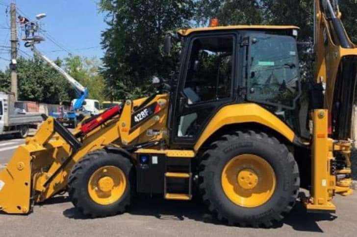 Se plimba cu buldoexcavatorul prin Ploiești, băut și fără niciun fel de permis!