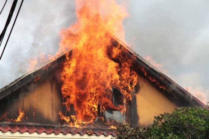 O casă a luat foc în comuna Drajna. Pompierii intervin pentru stingerea incendiului