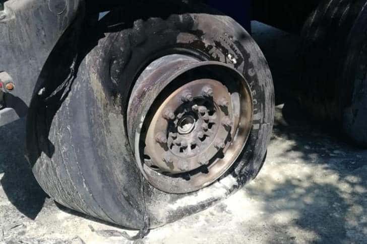 Un cauciuc al unui TIR aflat în mers a luat foc la Blejoi