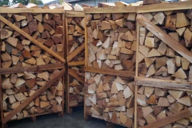 Polițiștii din 62 de secții locale din Prahova se încălzesc la sobe cu lemne