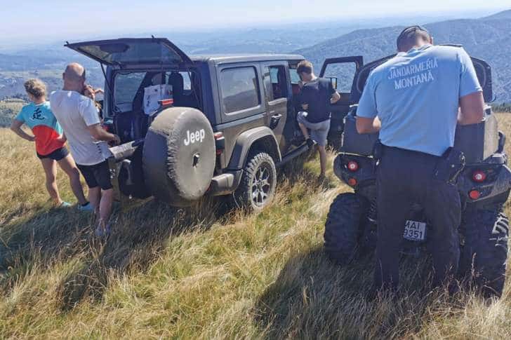 Turiștii care au urcat pe pajiștile alpine cu autoturismele sau ATV-urile, sancționați de jandarmii montani