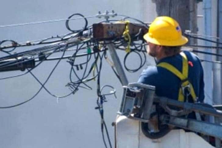 Peste 8000 de consumatori din Prahova sunt nealimentați cu energie electrică. Numai la Băicoi sunt 344