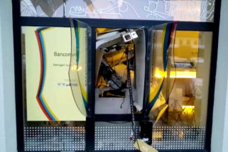 Bancomate aruncate în aer, marți dimineață, la parterul unui bloc! 