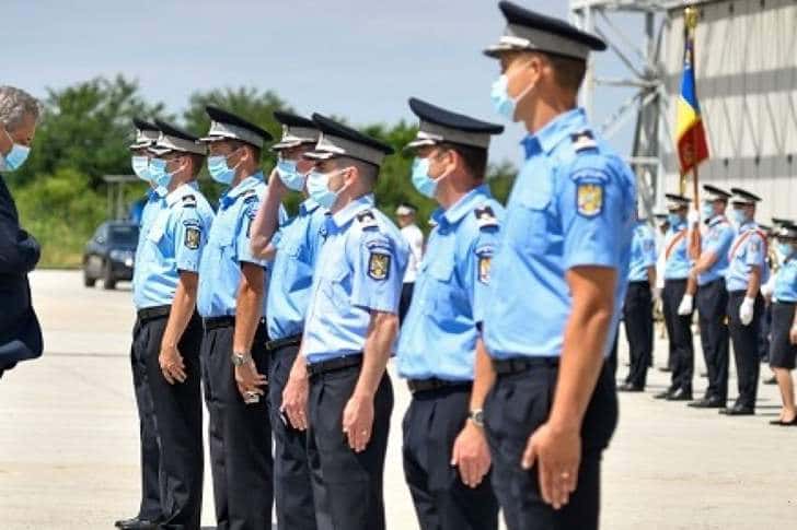Nu avem tablete şi măşti, nu avem internet în şcoli, dar avem Poliţia Siguranţă Şcolară!