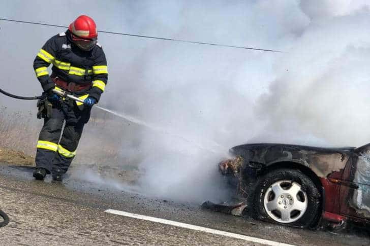 Două autoturisme au luat foc în curtea Fan Courier din Păulești