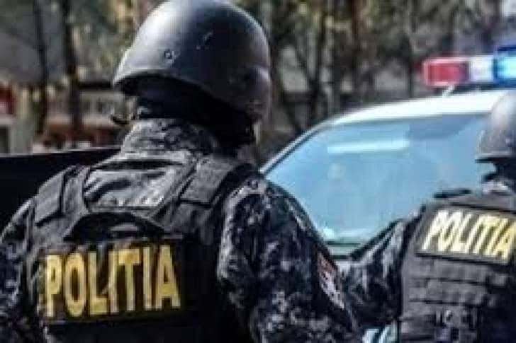 Percheziții în Prahova la hoți din autoturisme, care acționau în trafic, după înțeparea roților