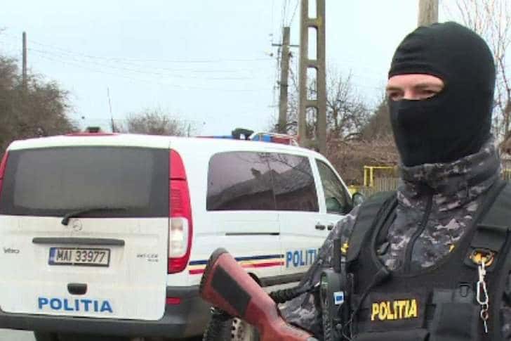 Spărgătorii unor apartamente din Ploiești, proveniți din Giurgiu și Brașov, aduși la audieri de polițiști