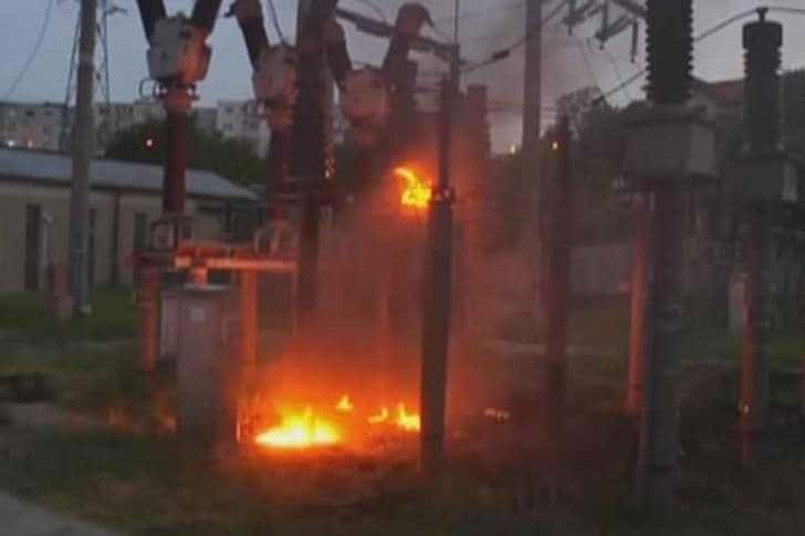 Un transformator electric a luat foc în comuna Florești. Pericol de extindere la un imobil