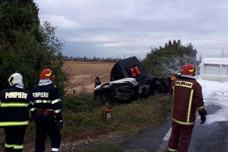 Ce spun polițiștii despre accidentul în care s-a răsturnat cisterna cu kerosen, la Corlătești