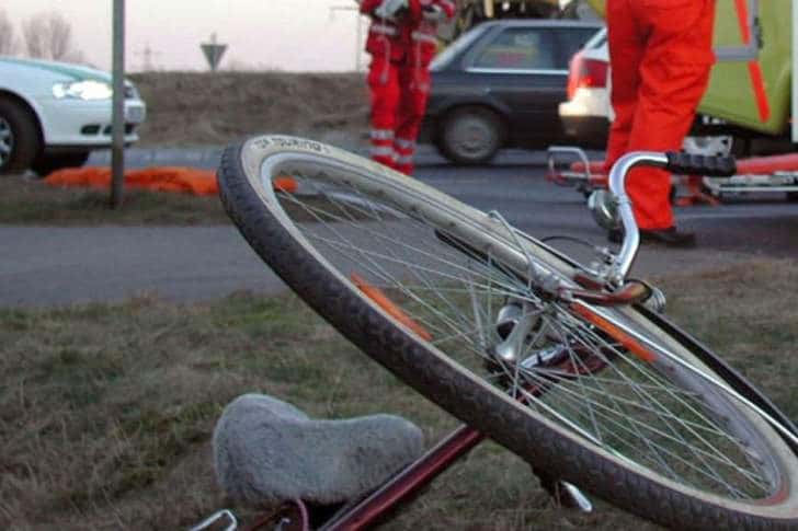 Copil de 11 ani, pe bicicletă - lovit de o mașină pe trecerea pentru pietoni, pe Bd. Republicii