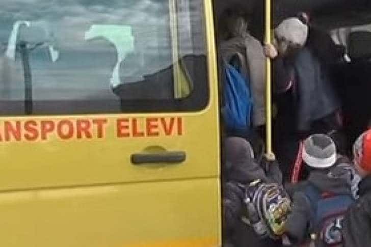 Polițiștii verifică și legalitatea transportării copiilor cu microbuzul către after-school