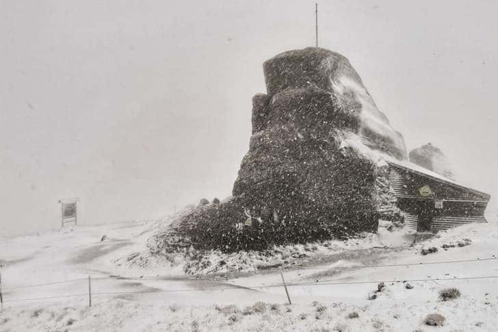 Avertisment turiștilor care vor să urce azi pe munte: - 7 grade Celsius, la ora 10.00, la Vârful Omu!