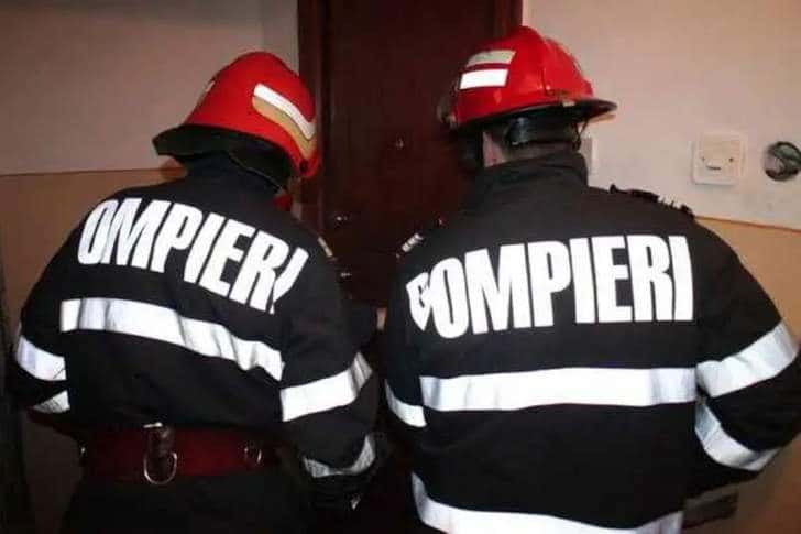 O femeie de 84 de ani a fost găsită decedată în casă, în Ploiești. Pompierii au fost solicitați să deblocheze ușa