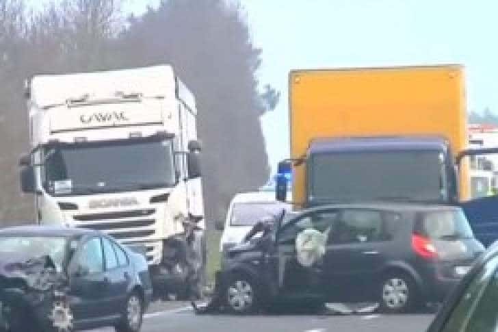 Coliziune în lanț pe DN1B, la Albești Paleologu. O femeie a ajuns la spital
