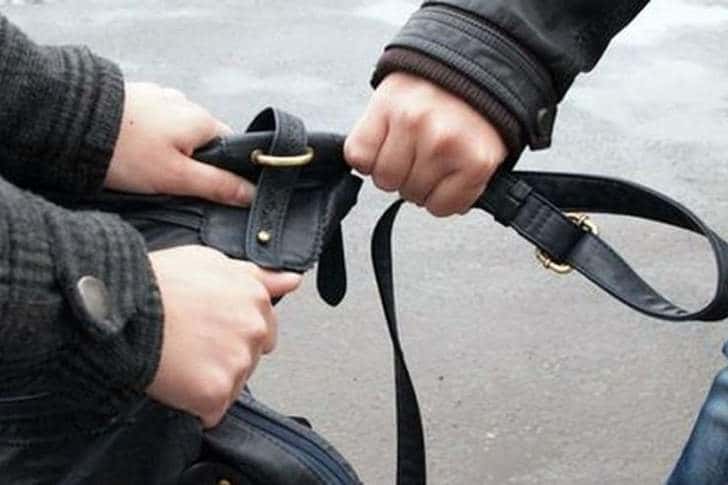 Bărbat care a tâlhărit două persoane în plină stradă, la Ploiești, reținut pentru 24 de ore