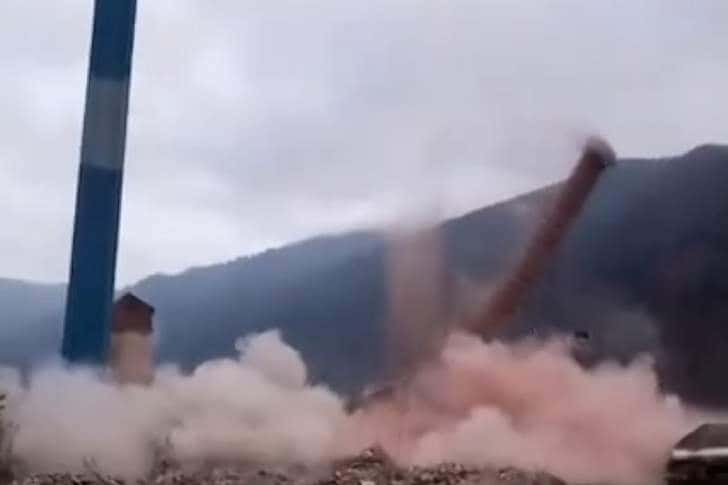 Turnurile fostei fabrici de șamotă din Azuga, puse la pământ prin detonare controlată. Istoria industrială a orașului a luat sfârșit!