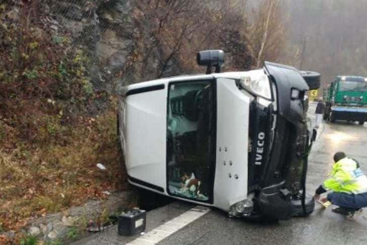 O dubă s-a răsturnat pe DN1, la Posada